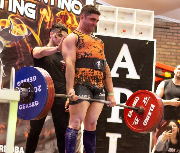 Emiliano Barreiro compitiendo en powerlifting